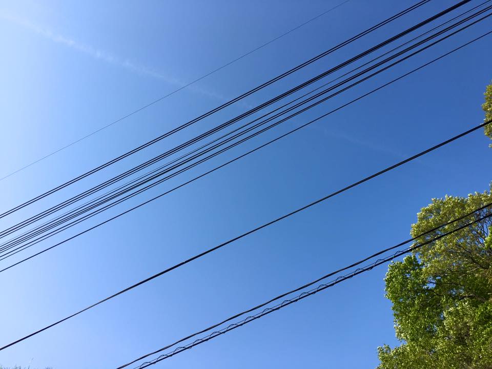 電線と飛行機雲