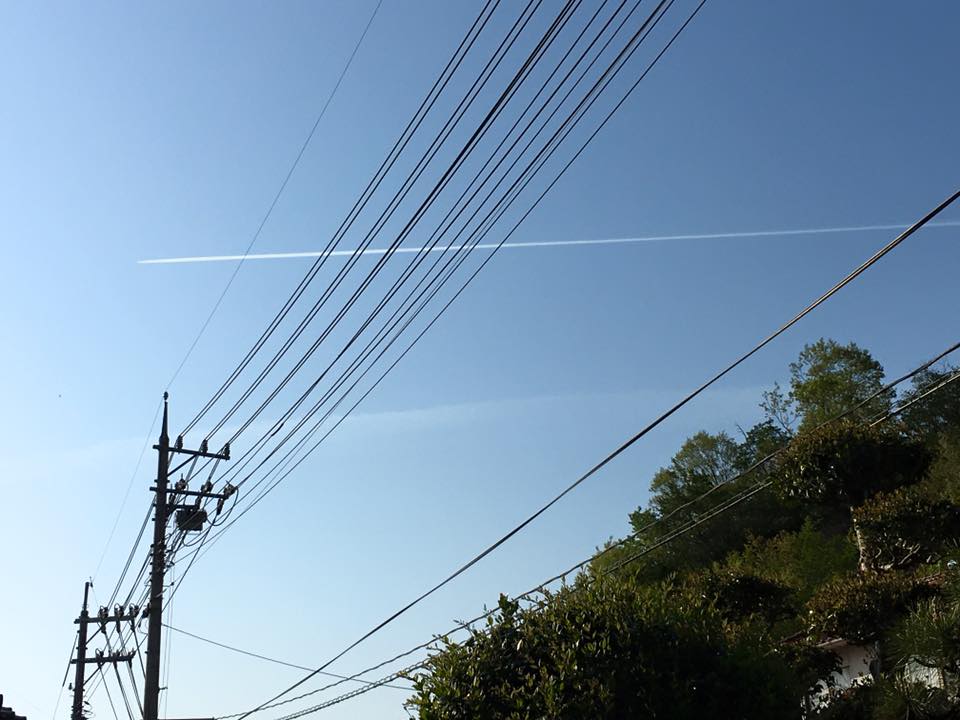 飛行機雲と電線